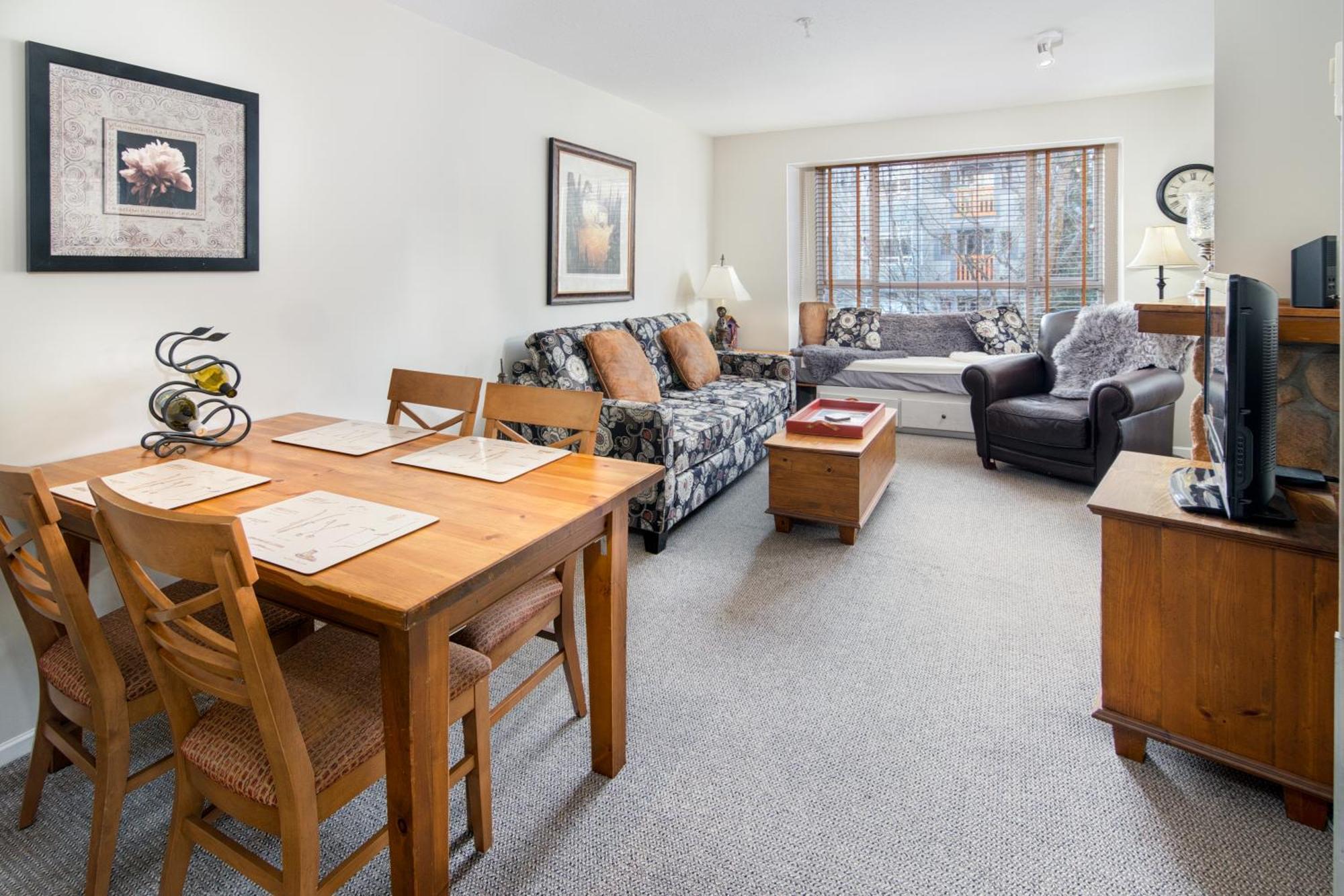Town Plaza Suites By Golden Dreams Whistler Exteriör bild